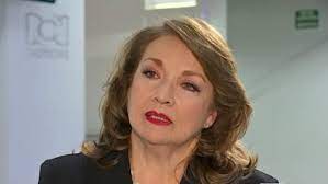 Comenzó su carrera como cantante profesional grabando en 1970 su primer trabajo discográfico para el sello cbs (hoy sony music) al lado de su primer productor musical el famoso compositor y arreglista santander díaz. Claudia De Colombia Le Cortan La Luz Y Pide A Duque La Reconexion La Fm