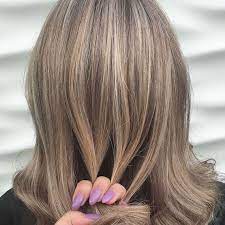 Mon problème présentement est que j'ai beaucoup de cheveux blancs, trop pour faire des mèches. Coloration Des Cheveux Blancs Avec Des Meches Wella Professionals