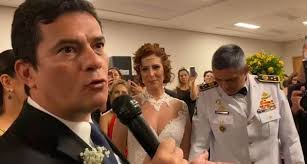 Zambelli, daha önce tehdit almış oldukları için oğlunun kabul edilmesini talep etmesi gerektiğini iddia etti. Bolsonaro Falta E Moro Danca La Vie En Rose Em Casamento De Deputada Do Psl Epoca