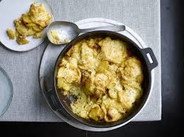 Préparation pour 2 personnes la tartiflette est à partir du reblochon de savoie, le mariage des différents ingrédients offre des saveurs vraies et rustiques. Recette Tartiflette Revisitee Au Fromage De Herve Aop