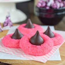 These hershey's kisses shortbread cookies can be made with any type of hershey's kiss, but i prefer hugs because the photos and recipe for these hershey's kisses shortbread cookies have been updated as of december 7th, 2016! Strawberry Truffle Kiss Cookies