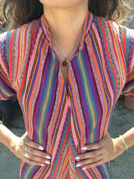 La Blusa Brillante Para Un Dia Casual Tiene Rayas De Colores Es De Guatemala En La Tiendita Boutiqu Guatemalan Textiles Fashion Folk Fashion Artisan Textiles