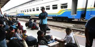 Maybe you would like to learn more about one of these? Belum Setahun 1 032 Kaca Kereta Api Pecah Dilempari Batu Warga Merdeka Com