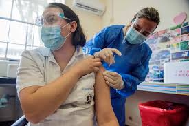 Pese a que esta vacuna aún no se encuentra oficialmente aprobada por la organización mundial de la salud, varios estudios han demostrado su alto nivel de eficacia contra el coronavirus. Vacuna De Sinovac Cual Es Su Grado De Efectividad Y Sus Efectos Adversos La Nacion