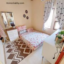 Anda juga akan senang bangun tidur di ruangan yang dindingnya dicat dengan warna ungu. 6 Dekorasi Kamar Tidur Untuk Ruangan Kecill Dengan Pilihan Cat Tembok Yang Tepat Homeshabby Com Design Home Plans Home Decorating And Interior Design