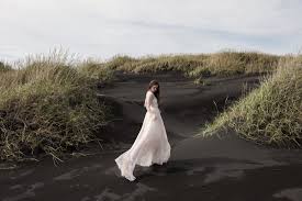 Einfaches dalarna brautkleid minimalistisches kreppkleid. Daalarna Couture Spring 2020 Frieda Theres