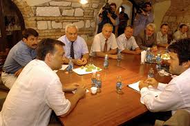 Bár az oktató egyáltalán nem nevezte nevén az egyetemistát, habony portálja szerint az egyetemi docens azzal, hogy tételesen megcáfolta zelenka dóra állításait, burkoltan megfenyegette a diákot. Maga Mellett Tartotta Orban Az Egyik 2006 Os Bunbakot