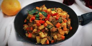 Pelajari petunjuk cara membuatnya secara lengkap dan masakan sambal goreng kentang pete akan lebih sedap jika di tambah dengan ati sapi dan pete. Resep Sambal Goreng Kentang Wortel Daging Karbo Sayur Protein Dalam Satu Masakan Merdeka Com