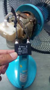Cara cek kapasitor kipas angin dengan multimeter digital ac volt bagus atau rusak bagi tukang servis kipas. Sejuk Segar Nyaman Perhatian Ketika Menukar Kapasitor Kipas Meja
