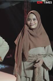 Pakaian tersebut dikenakan oleh pria dan dilengkapi dengan penutup kepala. 5 Bukti Sarung Juga Menawan Buat Cewek Gaun Pesta Sampai Kasual