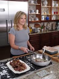 Trisha yearwood favorite candy recipes : Trisha Hosts A Surprise Supper For Her Band On Tomorrow S Trisha S Southern Kitchen Tune It A Food Network Recipes Food Network Trisha Trisha Yearwood Recipes