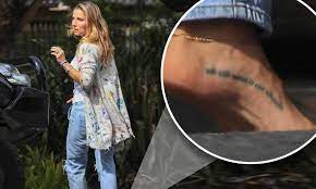 Elsa Pataky shows off her dainty Latin foot tattoo as goes barefoot in  Byron Bay | Daily Mail Online