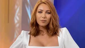 ورحب ناصيف بإليسا بطريقة حميمية، أمس الأحد، حيث نزل من المسرح وتوجه إليها أثناء غنائه أغنيته نامي عصدريّ، وطلب من الشخص الجالس بجانبها أن ينهض ليحل مكانه. Jm8so8t2pj3yvm
