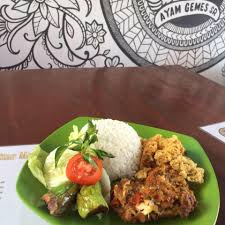 Disini disajiin sama nasi uduk atau nasi gurih. Ayam Geprek Kremes Posts Facebook