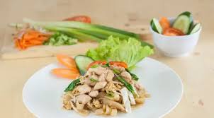 Kwetiau goreng (indonesian for 'fried flat noodle') is a chinese indonesian stir fried flat rice noodle dish from indonesia. Resep Seblak Kwetiau Topping Ayam Saus Tiram Lifestyle Fimela Com