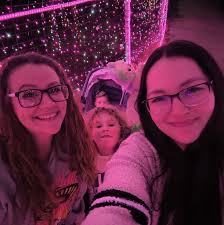 Who are good photographers for engagement pictures?