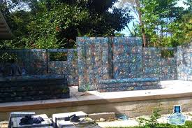 Primasprit versteuert 96% in 1 liter pet flaschen. Plastic Bottle Village In Panama Entsteht Ein Oko Dorf Aus Recycelten Plastikflaschen