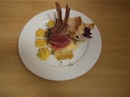 Lammkrone Auf Fichten Jus Mit Herzoginnen Kartoffeln Begleitet Von Rotkohl Im Schlafrock Rezept Kochbar De Rotkohl Lebensmittel Essen Rezepte