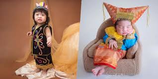 Mengumandangkan adzan di telinga kanan kemudian melafalkan iqamat. 10 Foto Si Kecil Memakai Kain Tradisional Jepretan Ritta Rajaguguk Gemas Dan Penuh Kearifan Lokal