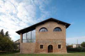 Reggio Emilia Studiomas Recupera Una Casa Colonica Nel 2020 Fienili Ristrutturati Fienile Architettura Abitativa