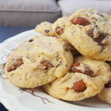 Mes Delicieux Cookies Aux Amandes Caramelisees Et Morceaux De Chocolat Noir Les Recettes De Julie Gri Recette De Julie Amande Caramelisees Morceaux De Chocolat