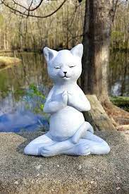 Kot I Joga Meditaciya Na Beregu Lesnoj Reki Cat Statue Cat Art Meditating Cat