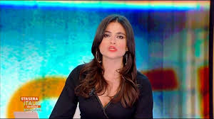 Già alla guida di «stasera italia weekend», la giornalista sarà in onda da giugno a settembre su rete 4 con il programma di approfondimento politico. Veronica Gentili Gaffe In Diretta Con Stefano Bonaccini E Presidente Di