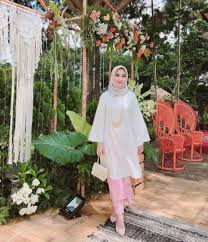 Sayang, desain busana semacam ini tidak terdapat di tanah sulawesi. 6 Inspirasi Gaya Busana Motif Etnik Dian Pelangi Yang Kece Dan Stylish