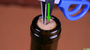 Classifica, opinioni e prezzi gli apribottiglie elettriche consentono di stappare una bottiglia di vino d'annata senza rischiare di rompere il tappo di sughero e rovinare una. 8 Modi Per Aprire Una Bottiglia Di Vino Senza Il Cavatappi