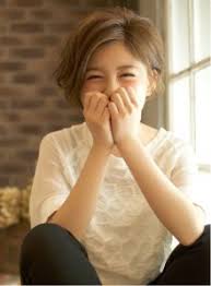 ソフトアシンメトリーな耳かけ無造作ヘア 髪型 ヘアスタイル ヘアカタログ ビューティーナビ 無造作ヘア ショートボブ 髪型