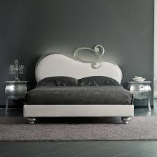 Con contenitore, testiera trapuntata o morbidi cuscini, doppio o singolo, con particolari dal design moderno o eleganti linee classiche. Letto Matrimoniale Imbottito E Ferro Battuto Maggioni Pretty