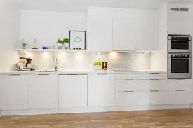 Kok Med Vita Luckor Och Stilrena Handtag Stankskyddet Ovanfor Den Ljusa Bankskivan Med Underlimmad Diskho Ar I Ljus Carrarama Vitt Kok Vita Kok Koksrenovering