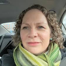 What size should I cut dessert squares for the market lunch?