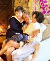 The baby boy and girl, named maximilian and emme. Jennifer Lopez Ditches Pristine Hair And Make Up For Natural Snap With Her Kids Mirror Online