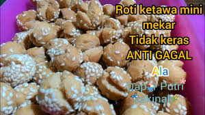 Resep kue tradisional riau (bolu kemojo), apa telah saudara coba, pada malam yang telah larut ini admin mau membagikan resep kue khas padang, karena pada terkenal dengan masakan tradisional di mana pun kita pergi pasti ada rumah makan padang, nah oleh sebab itu admin kali ini gak membagikan resep. Cara Membuat Roti Ketawa Mini Kue Lebaran Anti Gagal Youtube