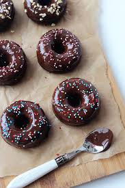 Rezept Donuts Mit Schokoladenglasur Schon Und Fein Halloween Bake Treats Desserts Food Chocolate Donuts Baked