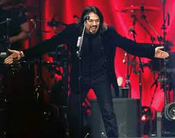 Adolfo Ángel, un hombre que ha enfrentado el odio y la crítica, pero solo él sabe el precio que pagó por crear un legado musical como Los Temerarios. Su perseverancia y dedicación