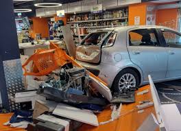 Pagani, tentato furto al Sole 365: auto sfonda la vetrina - Agro 24