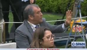 C.朗拿度 （ cristiano ronaldo ） 一向給人堅毅、硬漢的印象，但喬治娜 （ georgina rodriguez ） 在社交媒體上曬出了一段視頻，卻展現了c.朗拿度極度溫柔的一面。 喬治娜曬出了一段c.朗拿度和小女兒互動的視頻，只見c.朗拿度將女兒抱在懷裡，玩起了親親遊戲。 ç‰¹æœ—æ™®å'Œè®°è€…åˆåµèµ·æ¥äº†