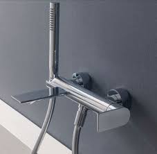 Meublez votre salle de bain moderne avec cette belle baignoire îlot aux lignes simples et sa robinetterie intégrée. Robinet Mitigeur Inverseur Baignoire Ran 2200 Mural Non Encastre Avec Ecoulement Bain Et Douchette Casalux Home Design
