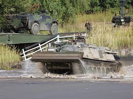 Pionierpanzer Dachs Und Die Panzerschnellbrucke Biber Militarfahrzeuge Panzer Deutsches Heer