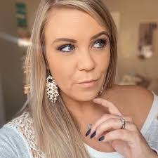 Samantha Dickinson's Instagram, Twitter & Facebook