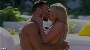 At badcock home furniture &more, we enable you to buy bedroom sets and individual pieces at incredible prices. Love Island 2019 Tommy Snogs Belle While Curtis Kisses Jourdan Daily Mail Online