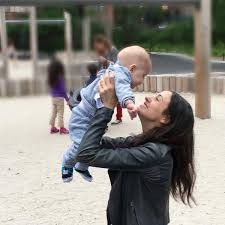 Jetzt online bei thalia bestellen! Mick Jagger Sein Jungster Sohn 6 Monate Ist Schon So Gross Geworden Bunte De