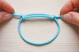 Knowing how to tie different kinds of paracord knots is important. Simple Sliding Knot