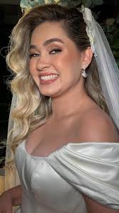 Beleza leve, glow radiante e a elegância de um coque alto que fala por si.  ✨ Penteado: @jessikaramosbeauty @samanthadiasbelezaebemestar #makeup  #maquiagemdenoiva #maquiagemgovernadorvaladares #penteados