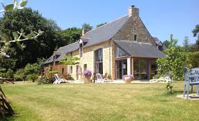 Chambres d'hôtes, chez lorcy patricia, située en surplomb des marais et avec une vue panoramique sur la mer, dans un jardin qui va sa vie/ la maison est dans un petit écrin maritime tout au calme, à billiers dans le morbihan ! Chambres D Hotes A Saint Malo Vue Mer Roulotte Dans Le Gite Chambres D Hotes St Malo