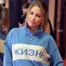 Ведущие — александр гордон и юлия барановская. Yuliya Baranovskaya Debyutirovala Kak Aktrisa V Filme Aleksandra Gordona Dyadya Sasha Vokrug Tv