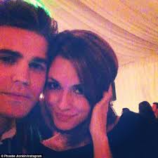 Phoebe Tonkin shows off gold band