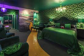This Wizard Of Oz Themed Hotel Room In New York Has Its Own Yellow Brick Road In 2020 Themed Hotel Rooms Hotels Room Catskill Hotel